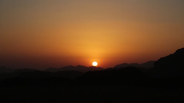 Hermoso Atardecer Rojo Sobre Montañas — Vídeos de Stock