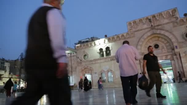 ヨルダンのアンマンで古いモスクの外を歩く観光客と祈り — ストック動画