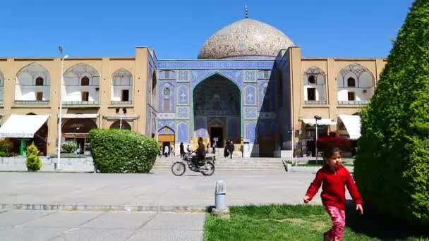 Люди Идущие Старой Площади Минарета Иране — стоковое видео