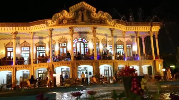 Gente Cenando Restaurante Antiguo Por Noche Irán — Vídeos de Stock