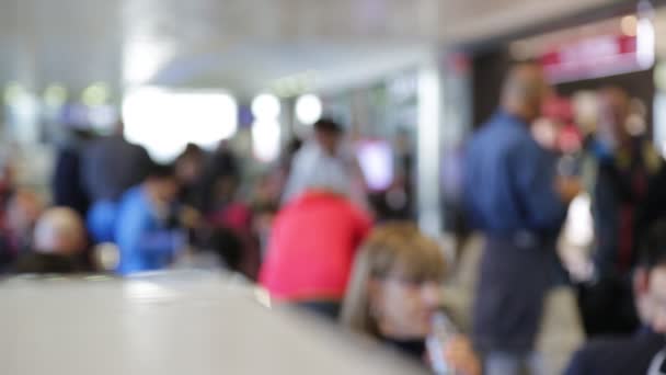 Visão Turva Pessoas Esperando Andando Dentro Portão Aeroporto — Vídeo de Stock