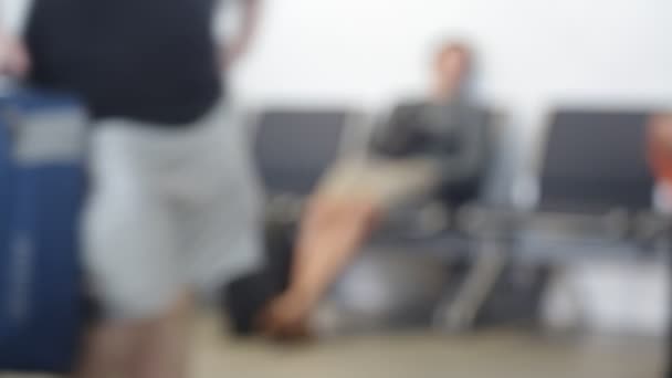 Hämärä Näkymä Ihmiset Odottavat Kävelevät Portilla Lentokentän — kuvapankkivideo