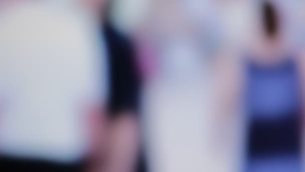 vue floue de la foule de personnes marchant dans la rue 