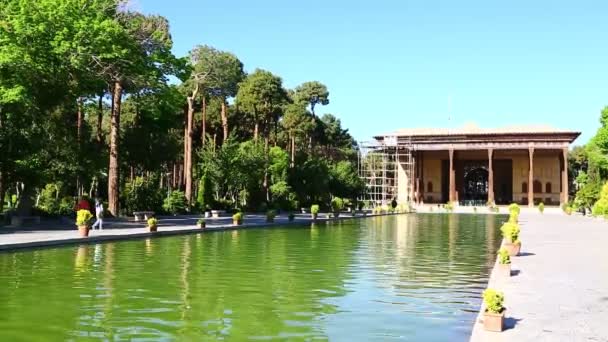 Imágenes Escénicas Antiguos Edificios Irán Con Flores Piscina Primer Plano — Vídeo de stock