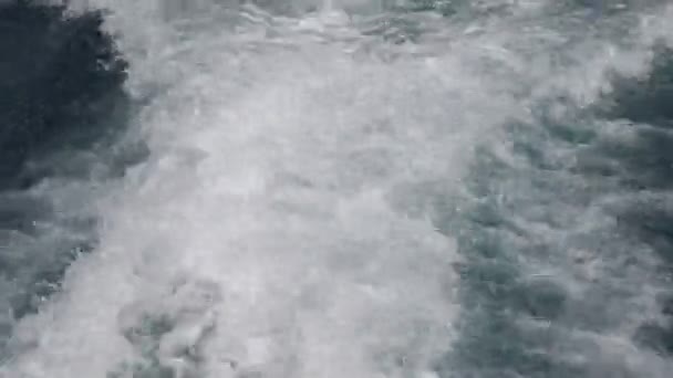 vue à grand angle des vagues en mer 