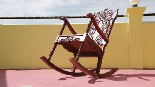 Chaise Bascule Vide Sur Vieille Terrasse Sale Philippines — Video