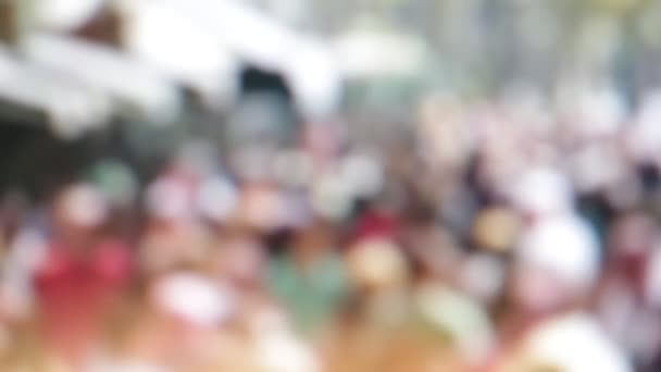 vue floue de la foule de personnes marchant dans la rue 