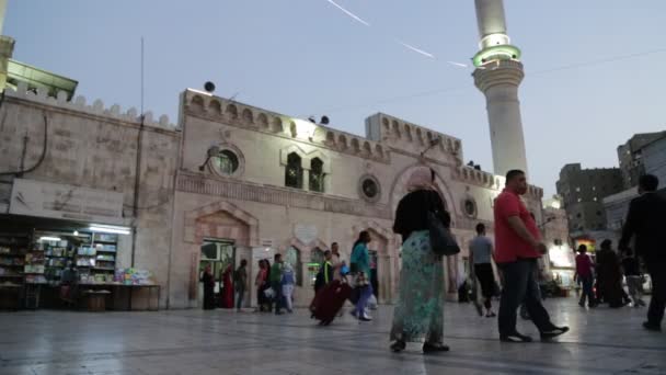 Τουρίστες Και Προσευχές Που Περπατούν Έξω Από Παλιό Τζαμί Στο — Αρχείο Βίντεο