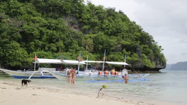 Coron Filipinas Circa Diciembre 2016 Personas Identificadas Hermosa Playa Cerca — Vídeos de Stock