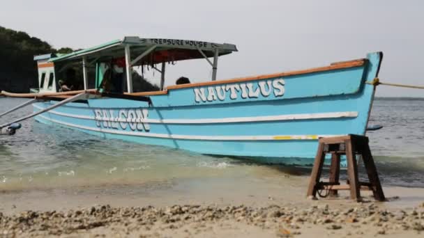 Barco Azul Ancorado Praia Arenosa — Vídeo de Stock