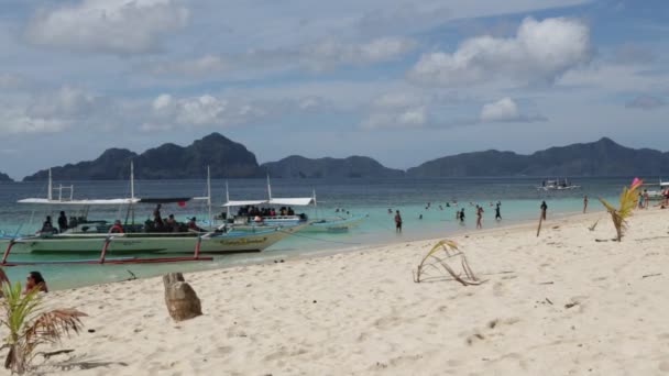Люди Туристи Піщаному Пляжі Човна Море Філіппінах — стокове відео