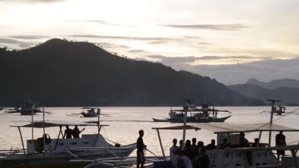 Barcos Con Gente Agua Por Noche Montañas Fondo — Vídeos de Stock