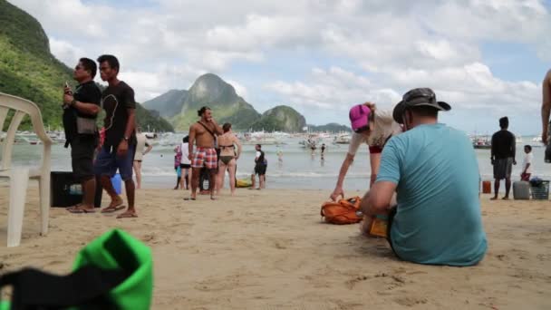 Ludzie Czekają Plaży Dla Łodzi Turystycznych Filipinach — Wideo stockowe