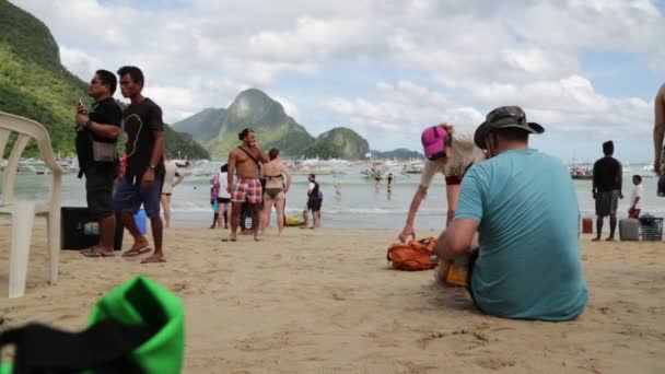 Pessoas Esperando Praia Para Barcos Turísticos Filipinas — Vídeo de Stock