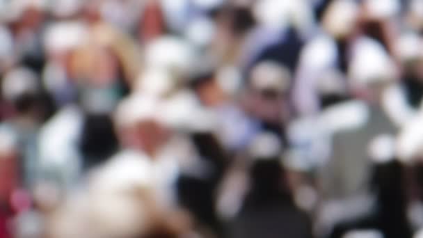 vue floue de la foule de personnes marchant dans la rue 