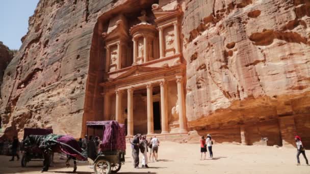 游客在约旦修道院的佩特拉古董遗址的镜头 — 图库视频影像