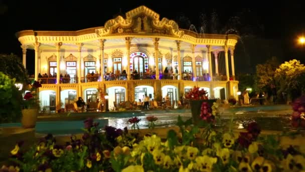 Gente Cenando Restaurante Antiguo Por Noche Irán — Vídeos de Stock