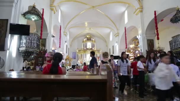 Άνθρωποι Στην Γαμήλια Τελετή Μέσα Στην Εκκλησία Στην Ιταλία — Αρχείο Βίντεο