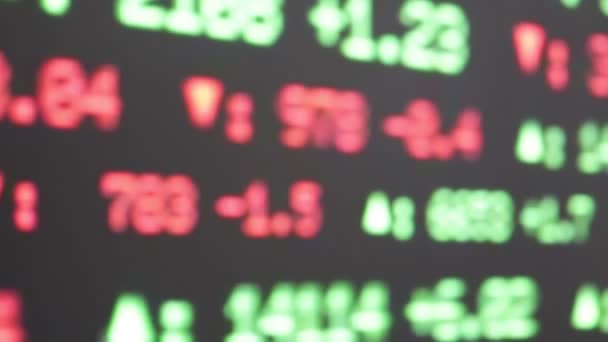 証券取引所の数字の周りに流れるのクローズ アップ映像 — ストック動画
