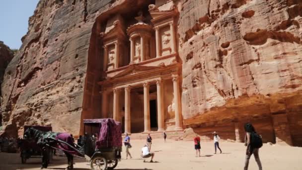 Imagens Turistas Local Antigo Petra Mosteiro Jordânia — Vídeo de Stock