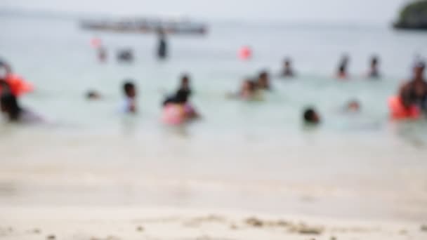 Visión Borrosa Las Personas Que Descansan Playa Verano — Vídeo de stock