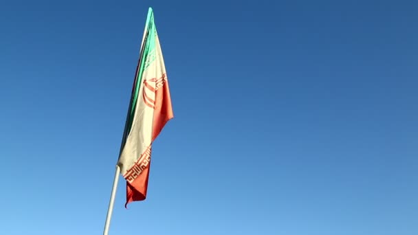 Ιρανική Σημαία Που Κινείται Άνεμο Εναντίον Του Γαλάζιου Ουρανού — Αρχείο Βίντεο