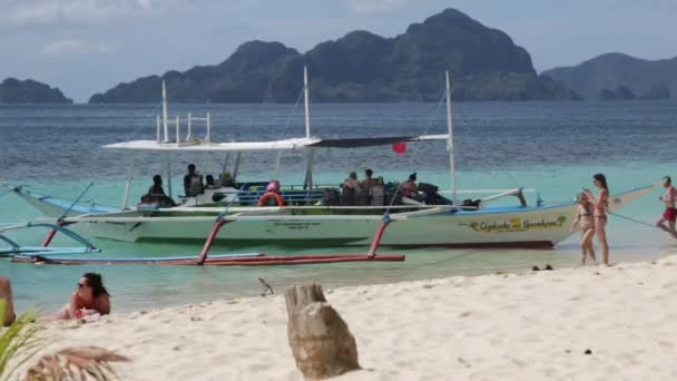 Coron Filipinas Circa Diciembre 2016 Personas Identificadas Hermosa Playa Cerca — Vídeo de stock