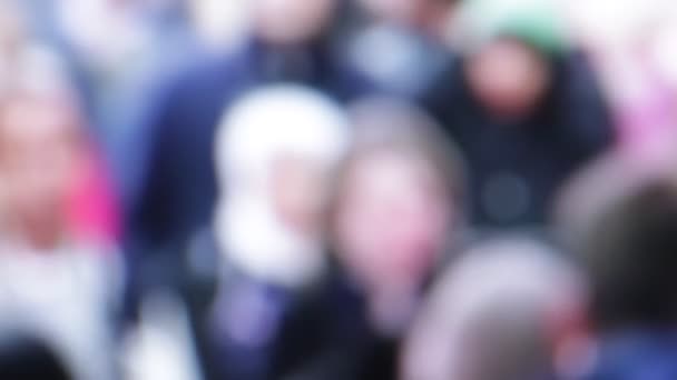 vue floue de la foule de personnes marchant dans la rue 