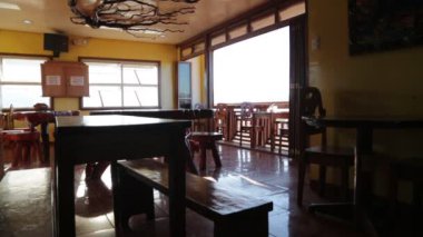 Filipinler turistler için antika boş ahşap restoran