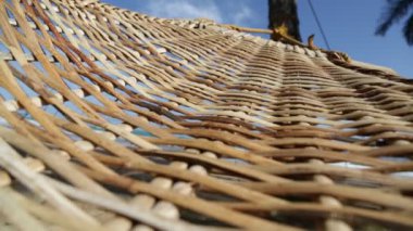 güneşli bir gün okyanus Plajı yakınında hamak yakın