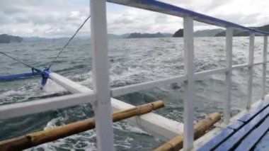 bir tekne ve Filipinler tepe binmek