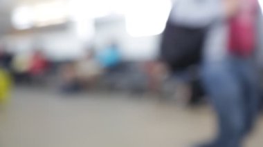 bekleyen ve Havaalanı kapıdan içeri yürüyüş insanların bulanık görünüm