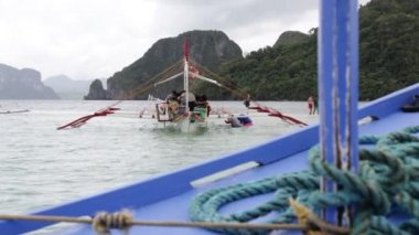 Filipinler 'de denizde bir tekne insanlar ve turistler