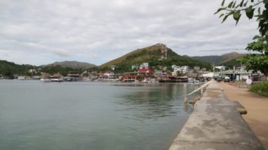 Coron, Filipinler - Yaklaşık Aralık 2016 - köy iskelesi yakınında tekneler