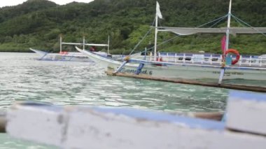 bir tekne ve Filipinler tepe binmek