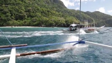 Filipinler 'de denizde bir tekne insanlar ve turistler