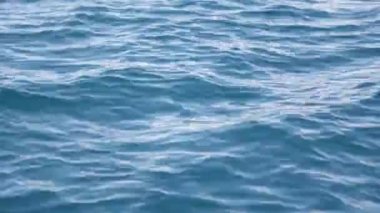 denizde dalgalar yüksek açı görünümü