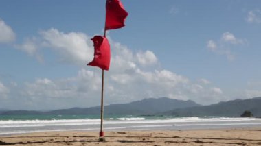 denize yakın sahilde iki kırmızı bayraklar