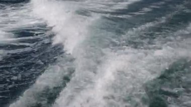 denizde dalgalar yüksek açı görünümü