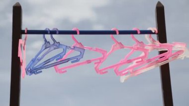 bulutlu gökyüzüne karşı ayakta pembe ve mor askıları