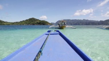 Filipinler 'de denizde bir tekne insanlar ve turistler