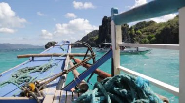 Filipinler 'de denizde bir tekne insanlar ve turistler
