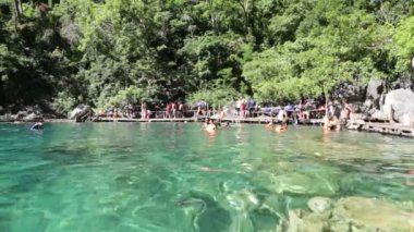 insanlar yüzme ve volkan gölüdalış