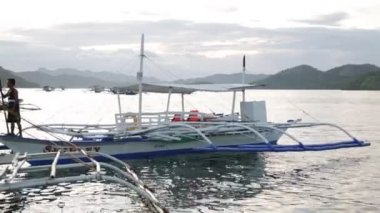Filipinler 'de gün batımı denizde bir tekne insanlar ve turistler