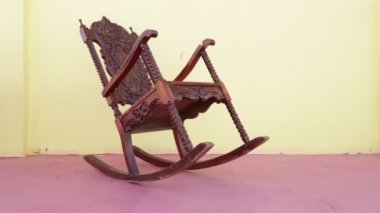 Filipinler eski kirli terasta boş sallanan sandalye