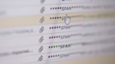 bilgisayar ekranında görüntülenen spam e-posta mektup yığınını yakın çekim görüntüleri