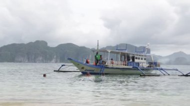 Filipinler 'de denizde bir tekne insanlar ve turistler