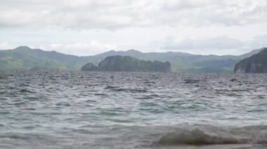 Filipinler tepeler ve kumlu plaj yakınında Pasifik Okyanusu dalgaları 