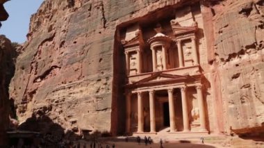 turistler Petra Ürdün manastırda antika sitedeki görüntüleri