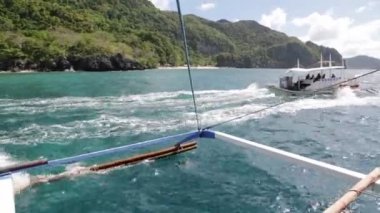 Filipinler 'de denizde bir tekne insanlar ve turistler